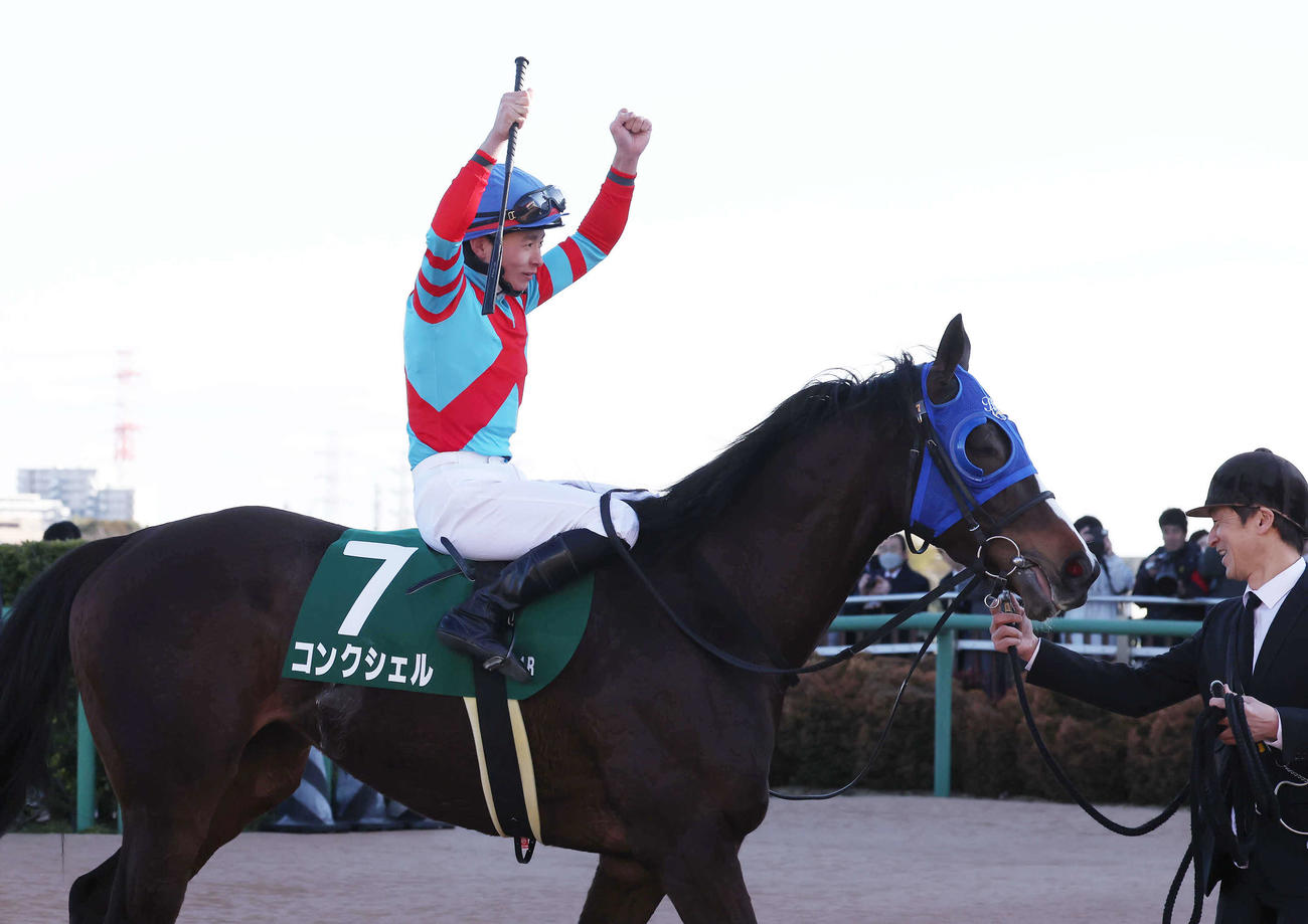 中山11R、コンクシェルで中山牝馬Sを制して馬上で喜ぶ岩田望騎手（撮影・丹羽敏通）