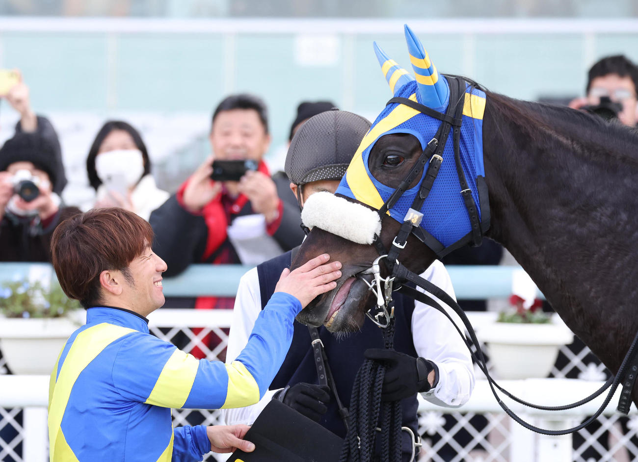 コーラルSを制したレディバグをなでる酒井騎手（撮影・白石智彦）