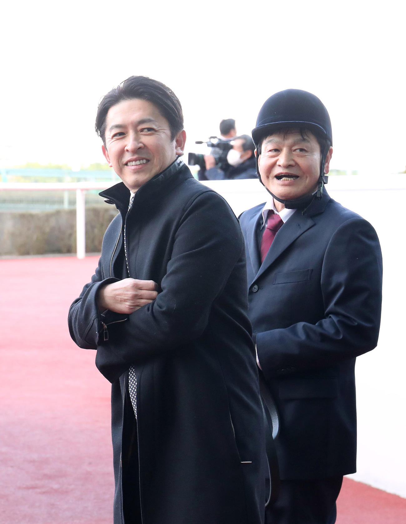 阪神11R、コーラルSで惜しくも厩舎初出走初勝利とならず苦笑いする福永師（左）（撮影・白石智彦）