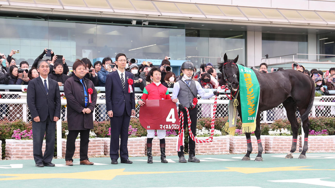 阪神8R、阪神スプリングJを制したマイネルグロンと石神深騎手（右から2人目）（撮影・白石智彦）