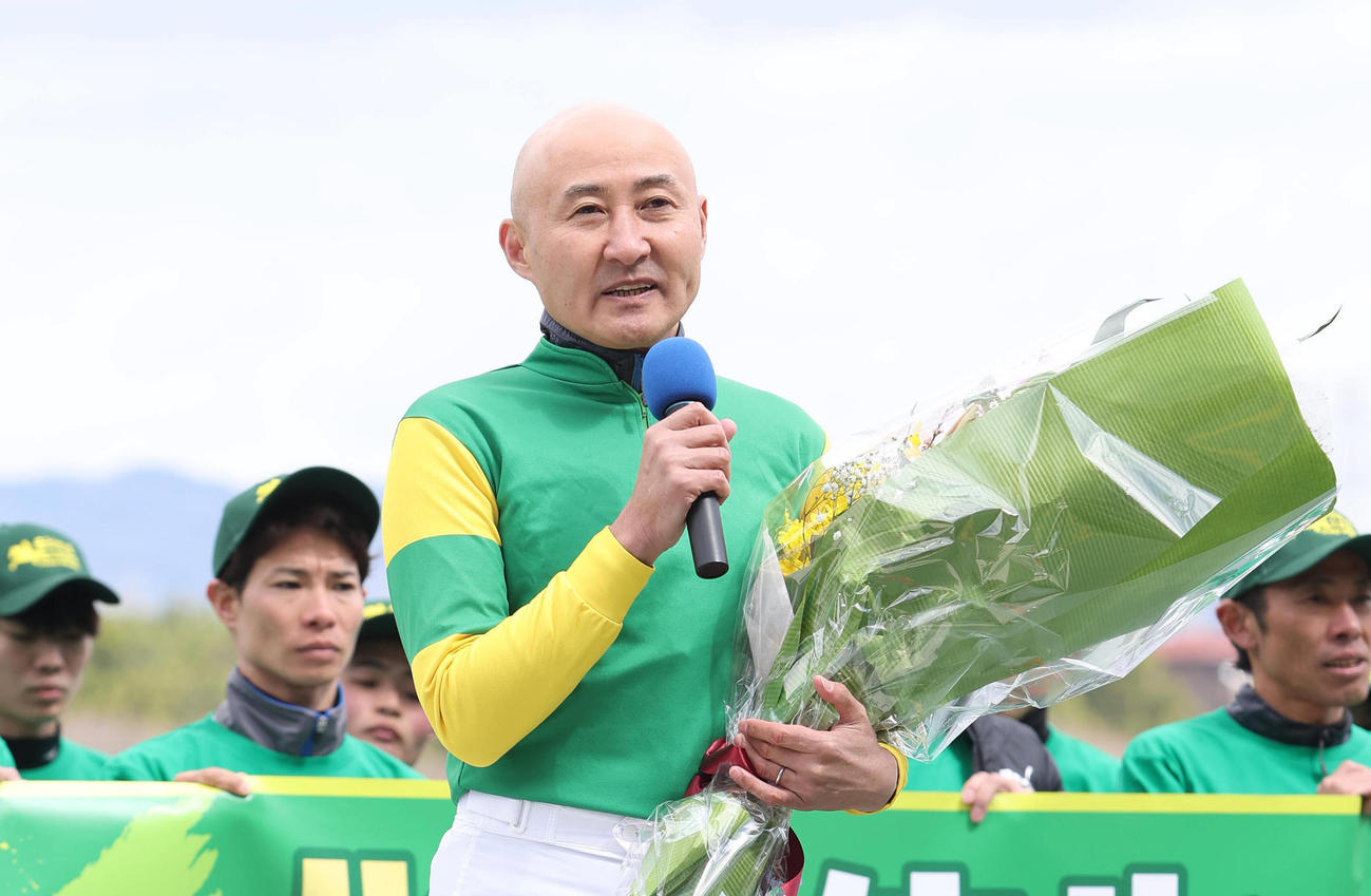 引退式でマイクを手に感謝を述べる北沢騎手（撮影・白石智彦）