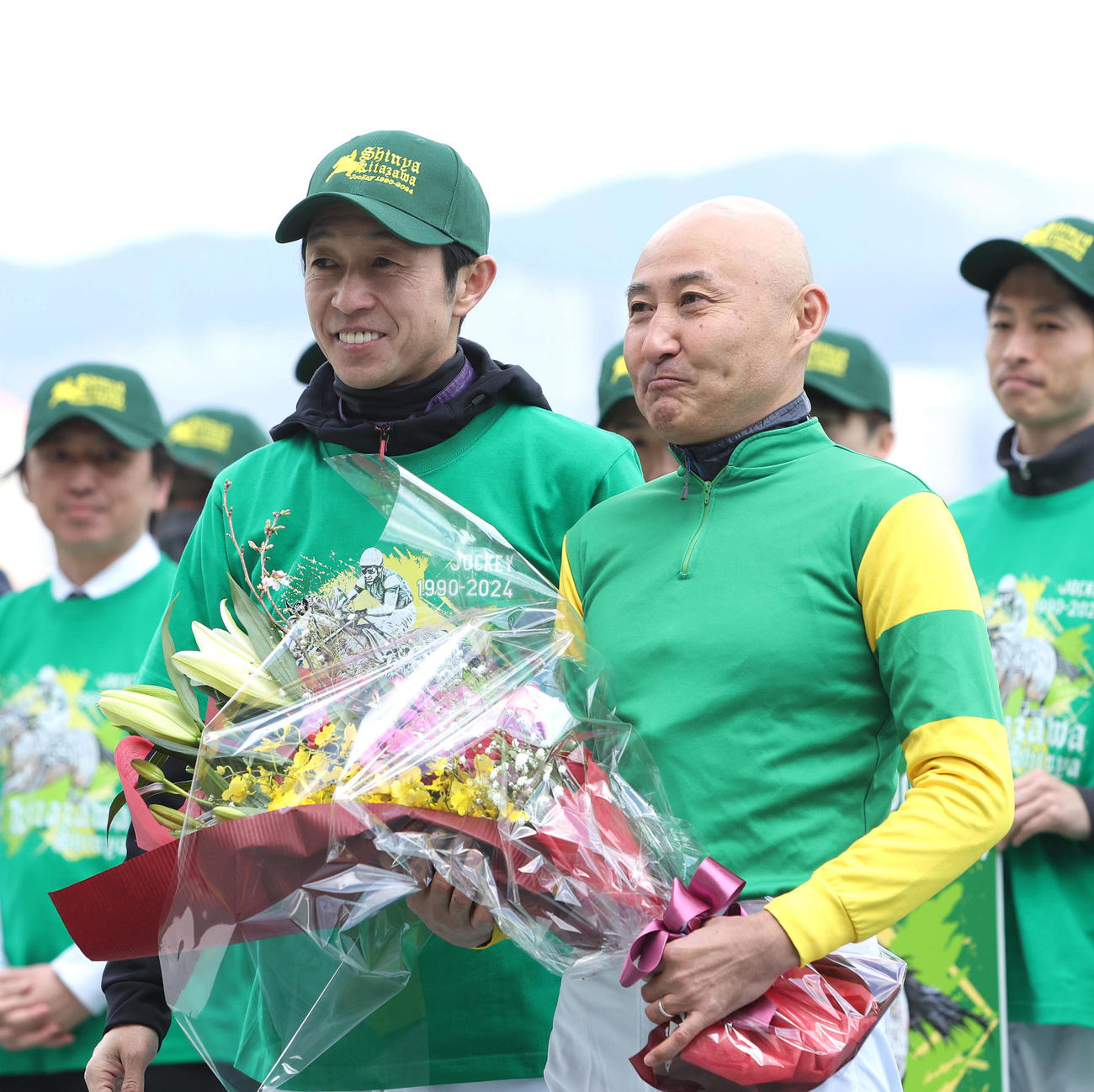 引退式で武豊騎手（左）と記念写真に納まる北沢伸也騎手（撮影・白石智彦）