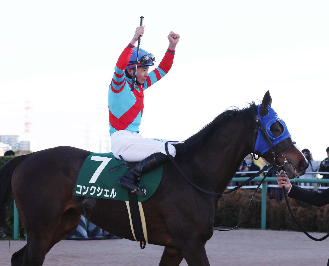 コンクシェルで中山牝馬Sを制し、鞍上で喜ぶ岩田望騎手（撮影・丹羽敏通）