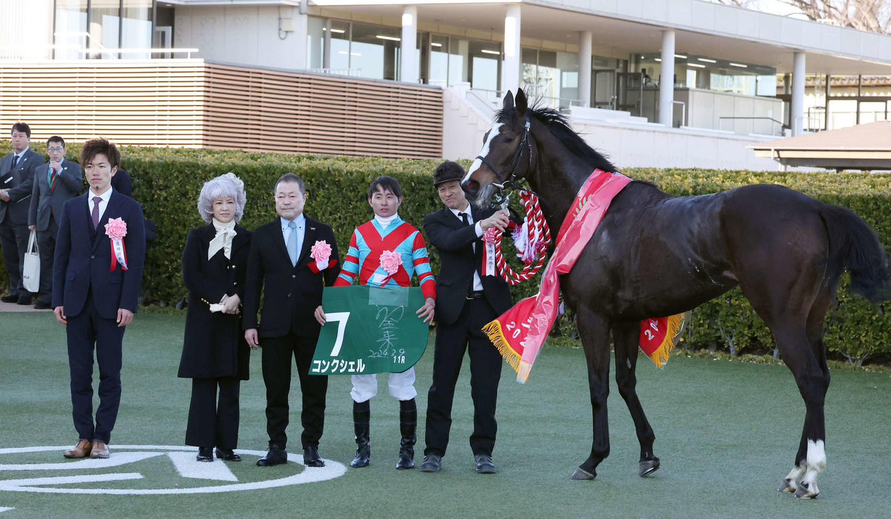 中山11R、中山牝馬Sを制したコンクシェルの口取りをする岩田望騎手と関係者（撮影・丹羽敏通）