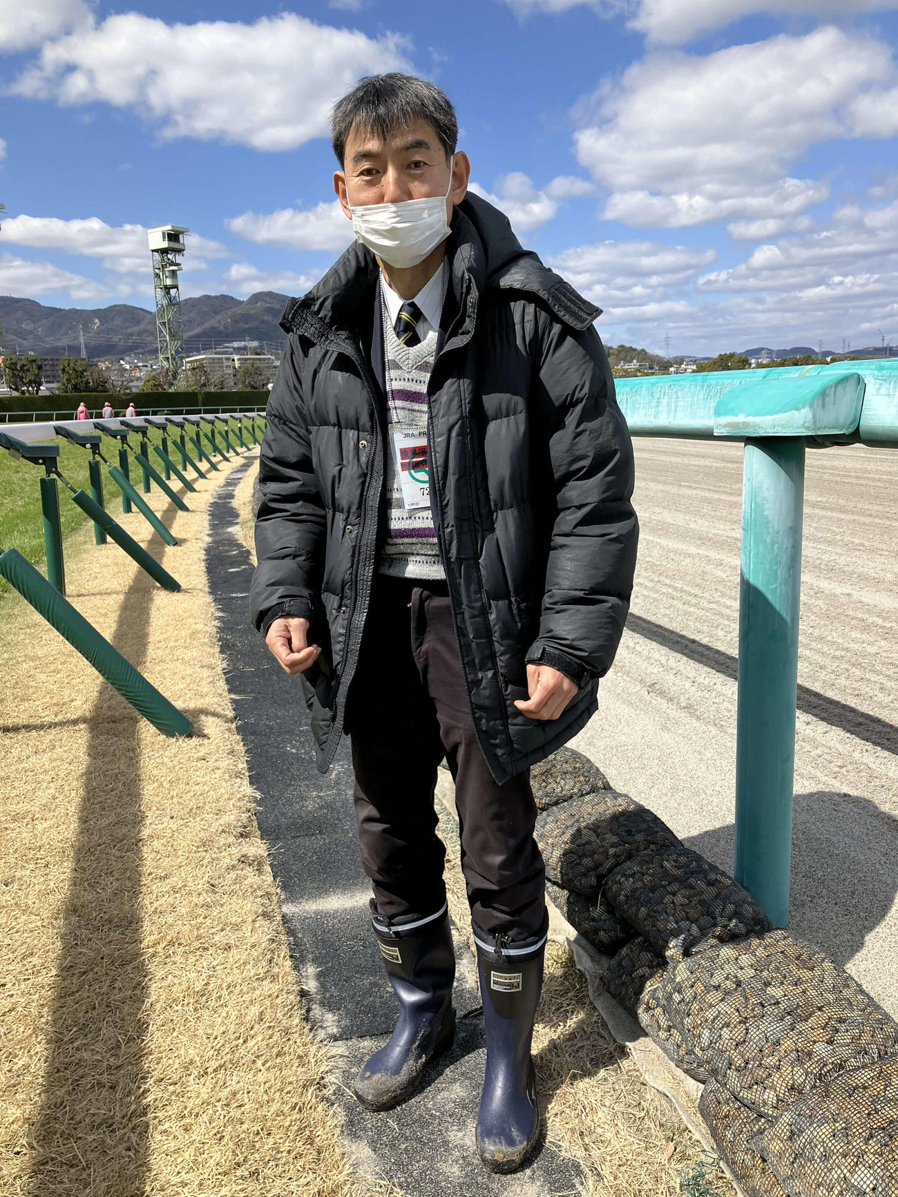 阪神ダートコースを歩いた明神理浩記者（撮影・JRA職員）