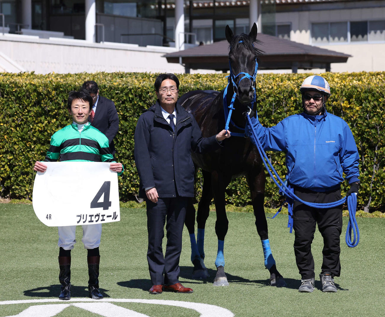 中山4R障害未勝利を制したブリエヴェールの口取りをする石神深一騎手と小笠師（撮影・丹羽敏通）