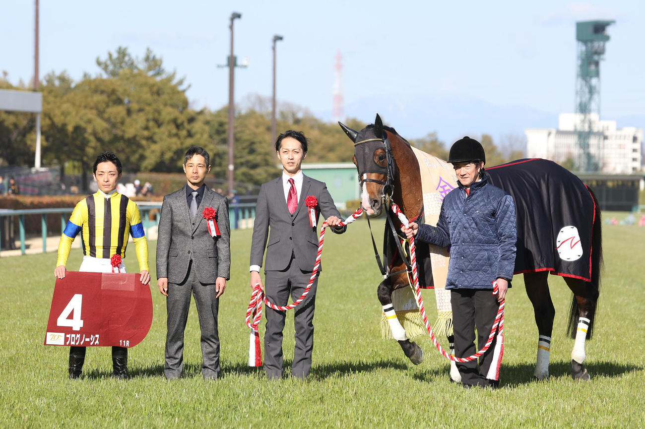 金鯱賞を連覇したプログノーシスと口取りに並ぶ川田騎手（左）（撮影・白石智彦）