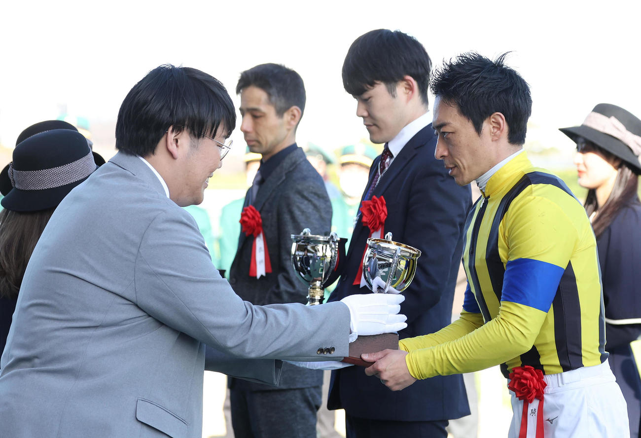 金鯱賞を連覇した川田騎手（右）にトロフィーを授与する蛙亭の中野周平（撮影・白石智彦）