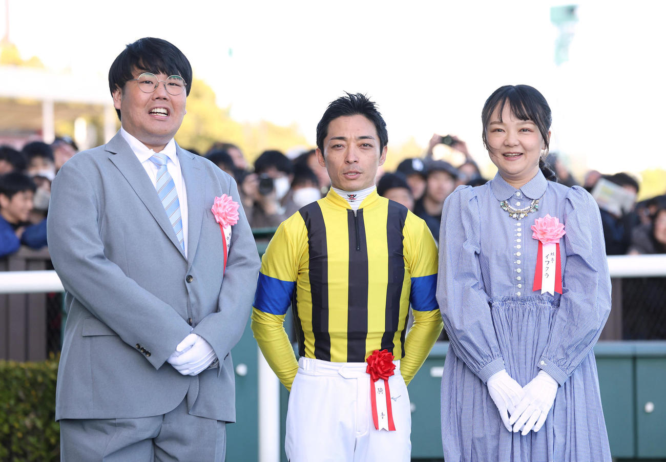 記念写真に納まる左から、蛙亭の中野周平、川田騎手、イワクラ（撮影・白石智彦）