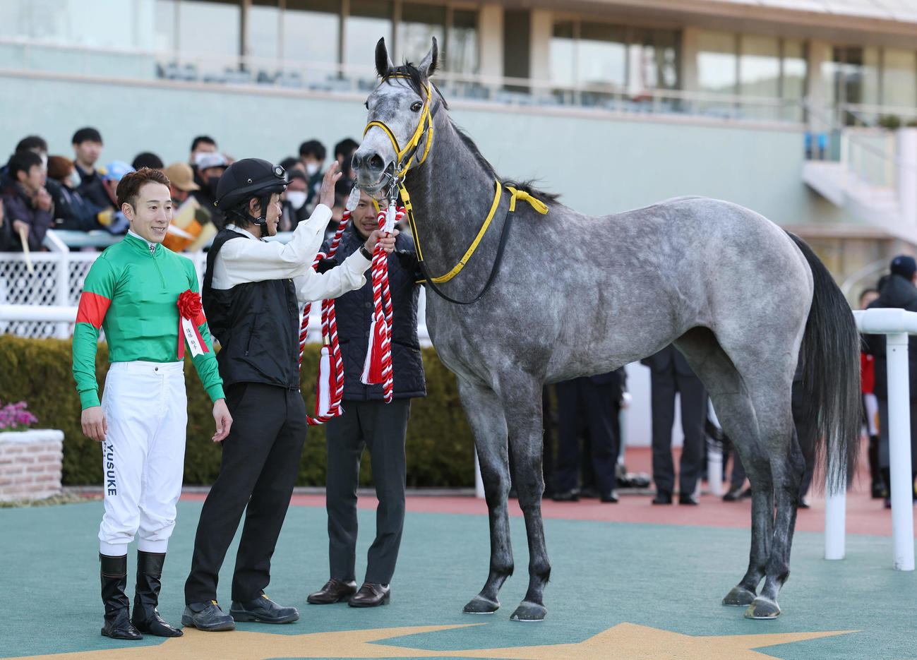 エトヴプレでフィリーズレビューを制し、口取りに並ぶ藤岡佑騎手（左）（撮影・前田充）