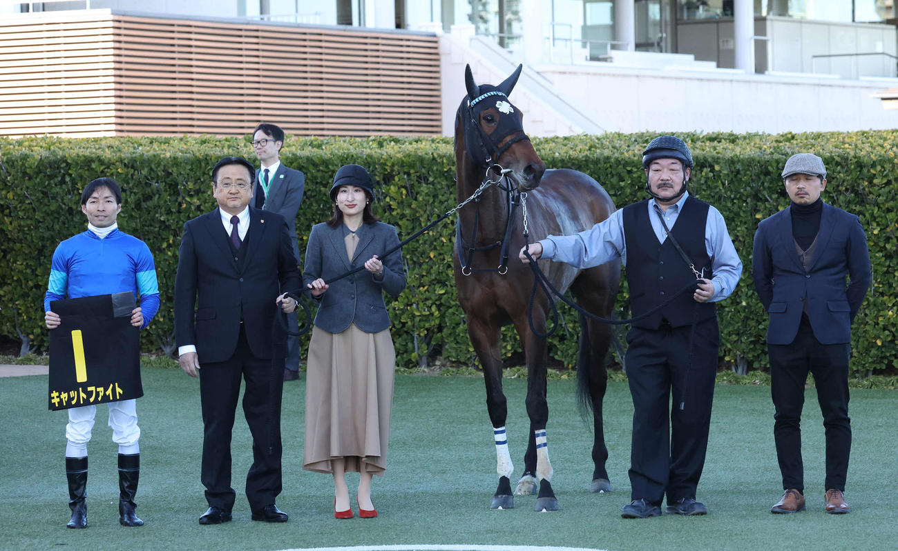 アネモネSを制したキャットファイトの口取りをする大野騎手と上原博師（撮影・丹羽敏通）