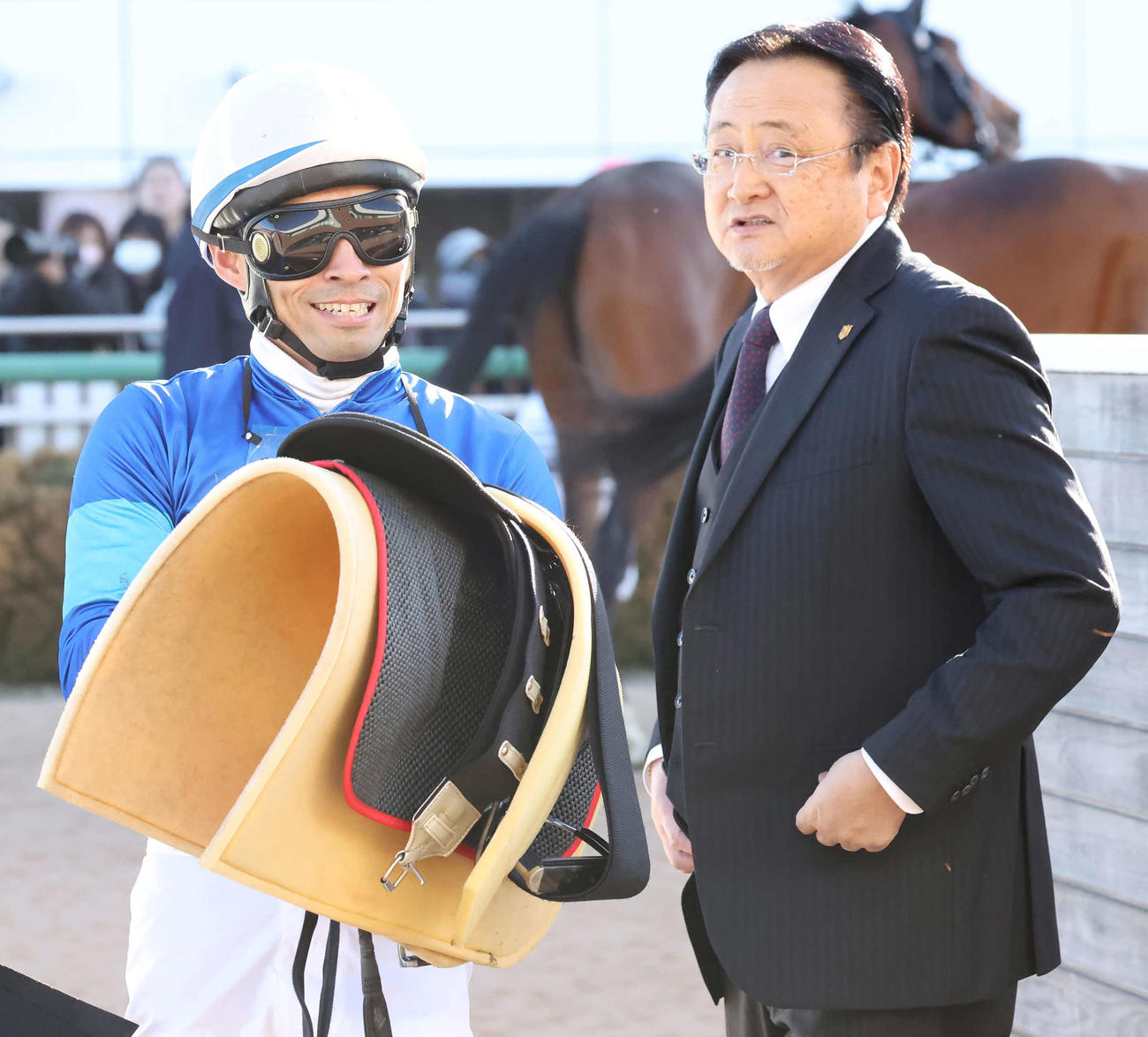 キャットファイトでアネモネSを制した大野騎手と上原博師（撮影・丹羽敏通）
