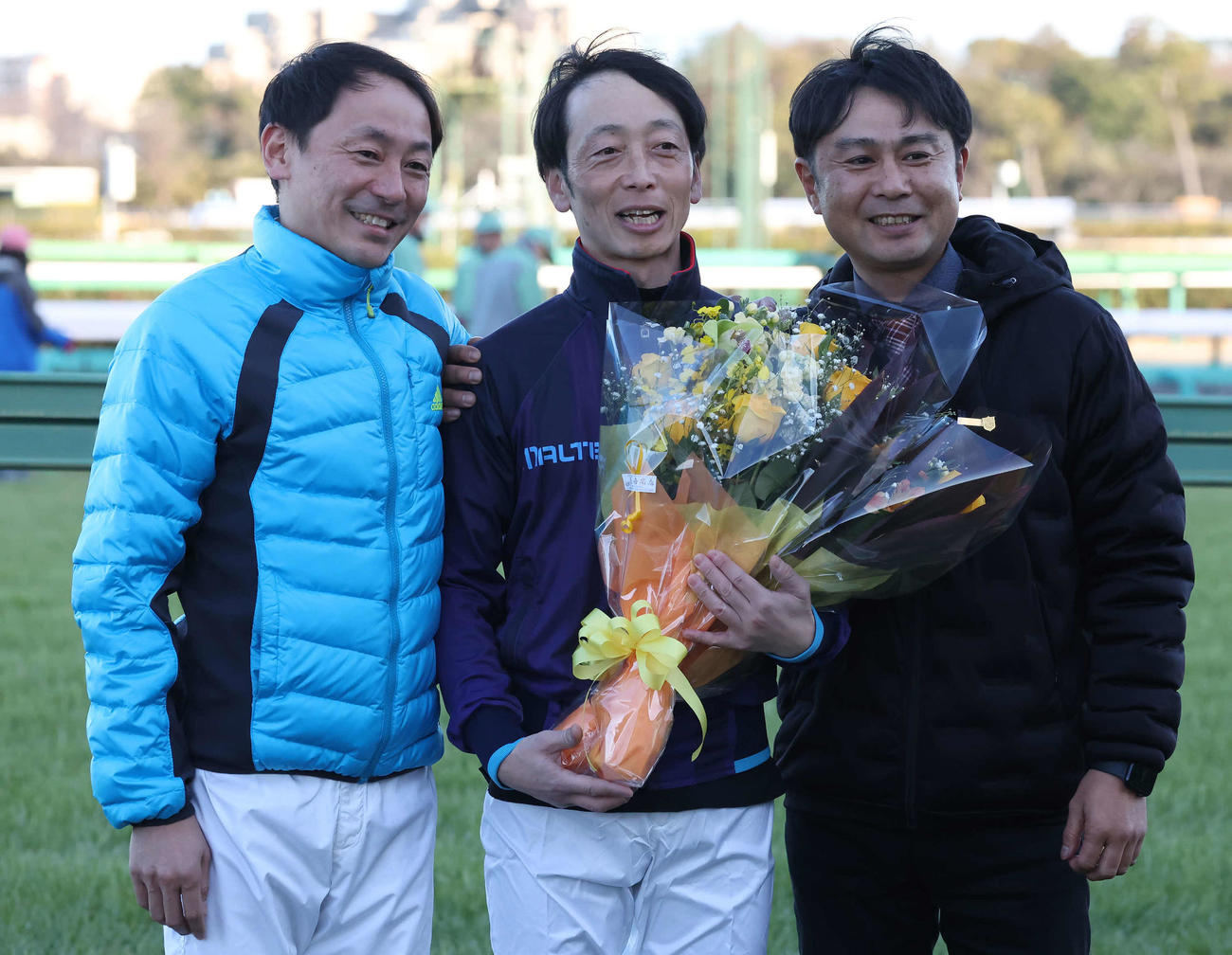同期の勝浦騎手（左）、村田師（右）と写真に納まる武士沢騎手（撮影・丹羽敏通）