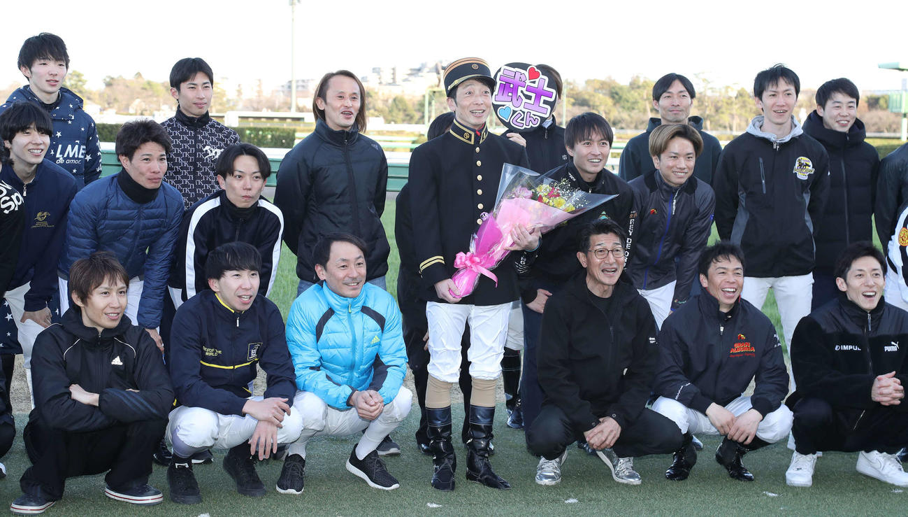 騎手仲間と写真に納まる武士沢騎手（中央）（撮影・丹羽敏通）