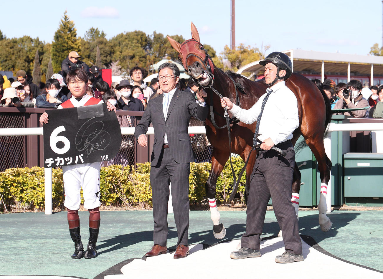 中京10R、昇竜Sを勝利したチカッパと口取りに並ぶ三浦騎手（左）（撮影・白石智彦）