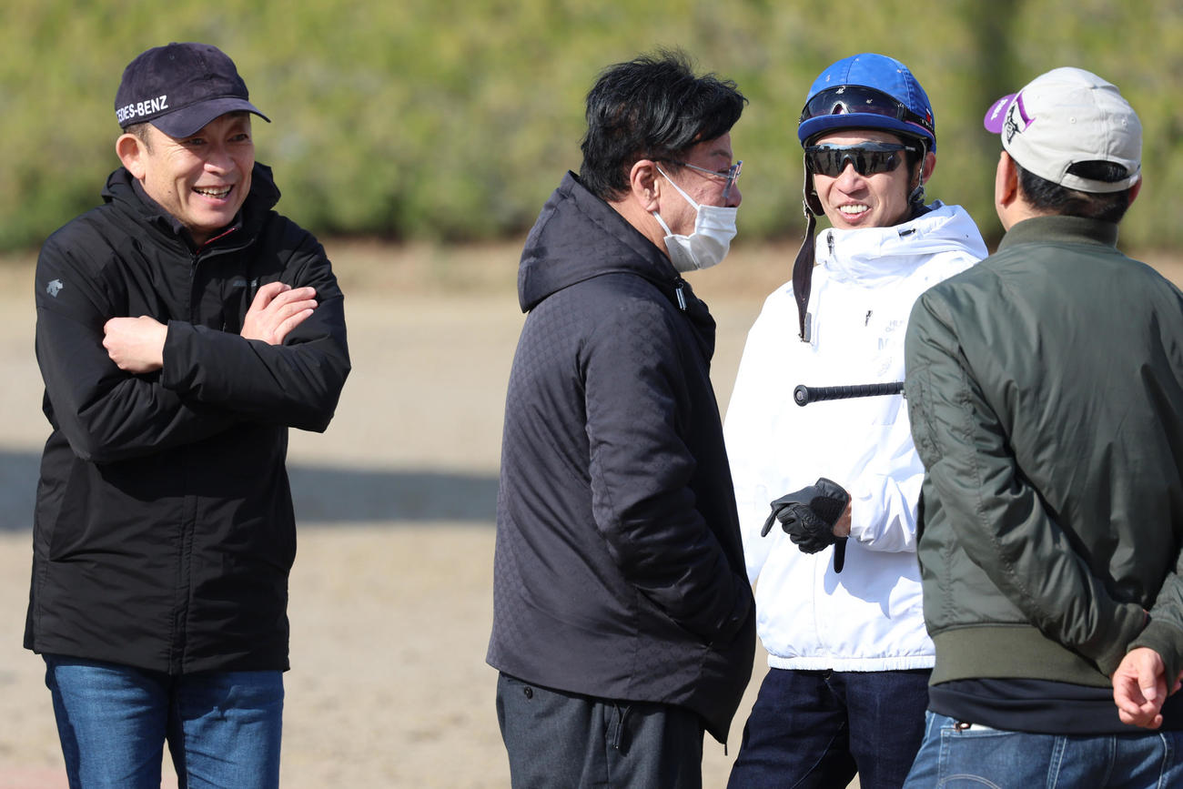 追い切り後、松島オーナー（左から2人目）、友道師（左端）らと談笑する武豊騎手（右から2人目）