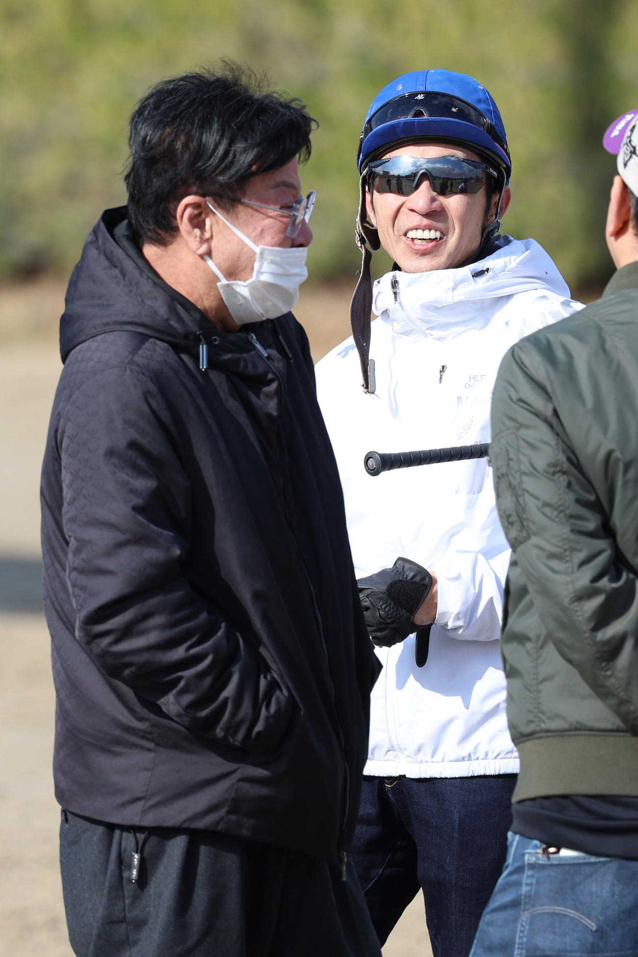 追い切り後、松島オーナー（左）と談笑する武豊騎手