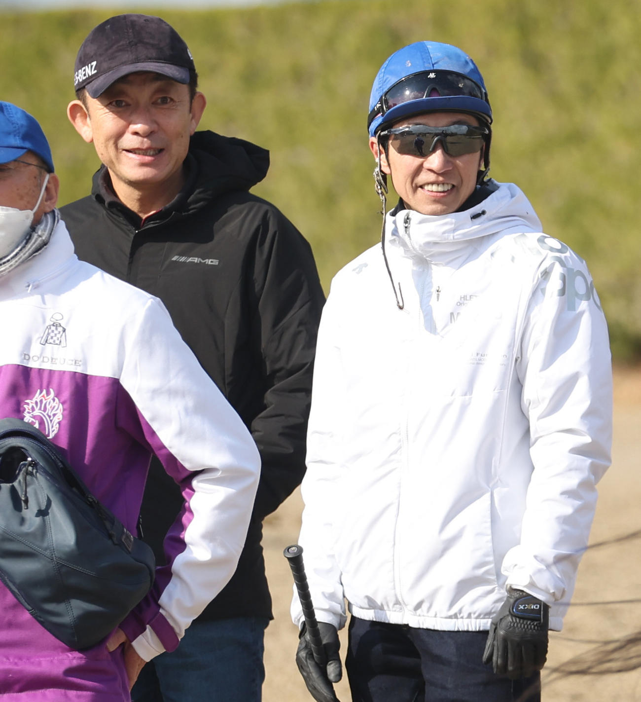 追い切り後、笑顔の友道師（左）と武豊騎手