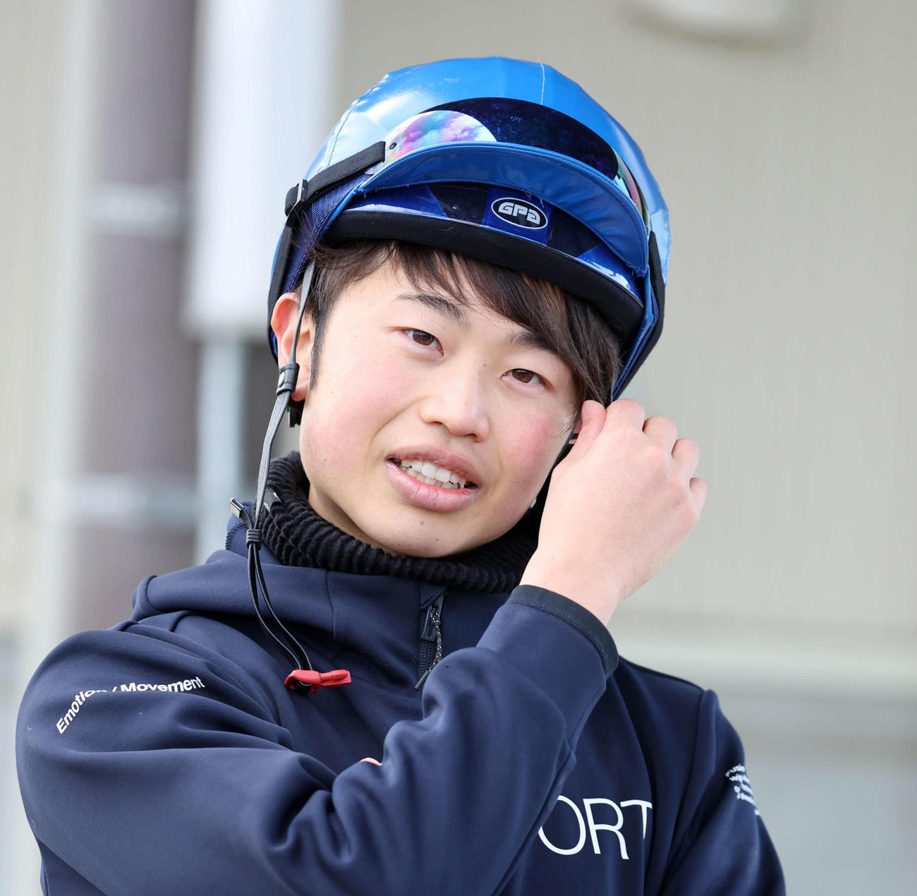 報道陣の質問に答える大塚海渡騎手（撮影・鈴木正人）