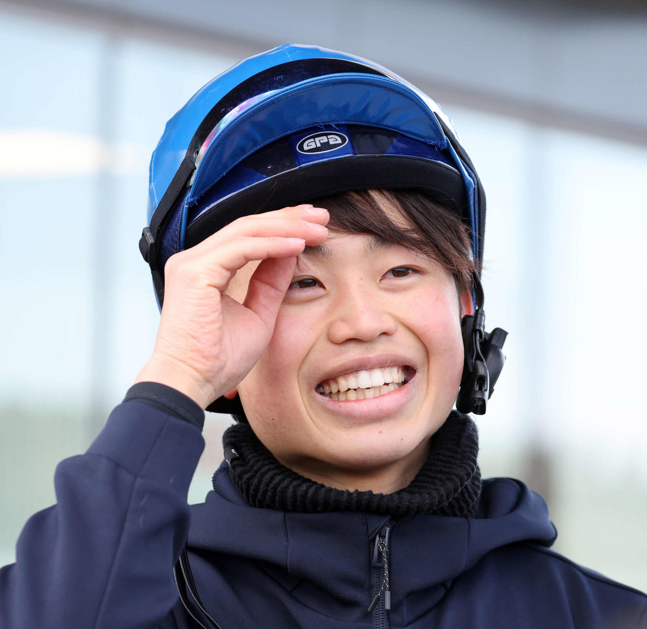報道陣の質問に答える大塚海渡騎手（撮影・鈴木正人）