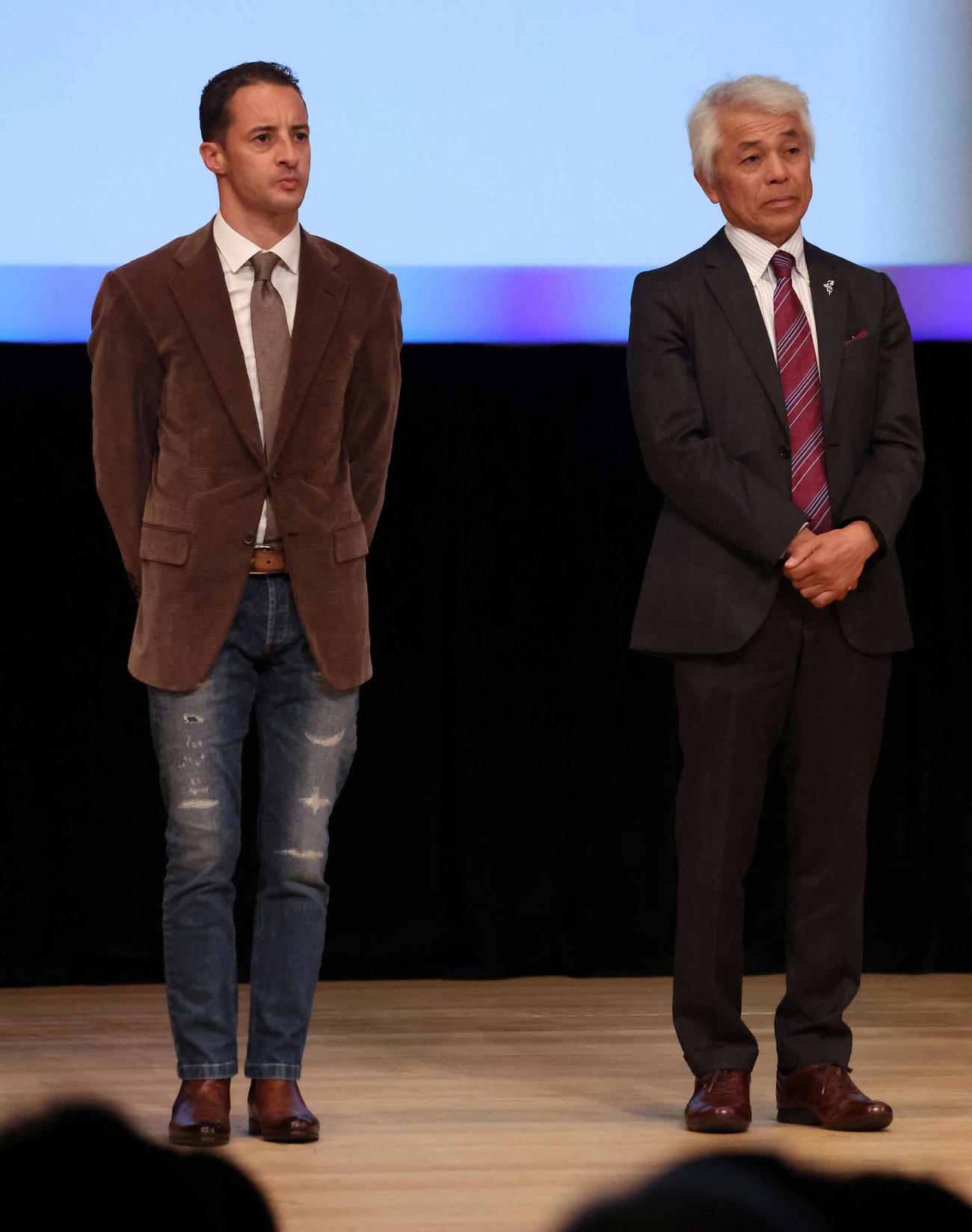アーモンドアイのJRA顕彰馬祝賀トークショーに登壇したルメール騎手（左）と国枝師（撮影・丹羽敏通）