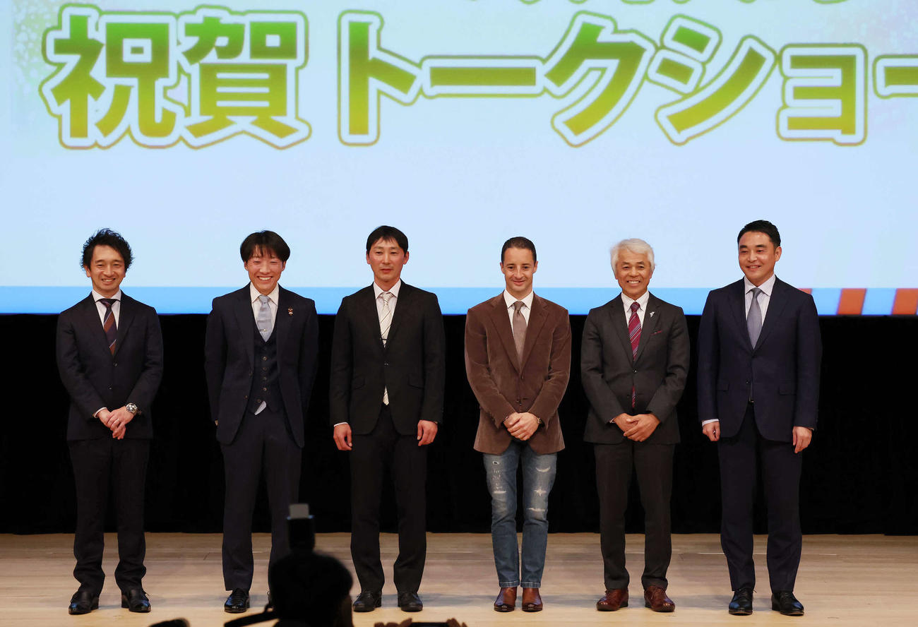 アーモンドアイのJRA顕彰馬祝賀トークショーに参加した、左からノーザンファーム天栄の木実谷雄太場長、椎本英男助手、根木真彦助手、クリストフ・ルメール騎手、国枝栄調教師、シルクレーシングの米本昌史代表（撮影・丹羽敏通）