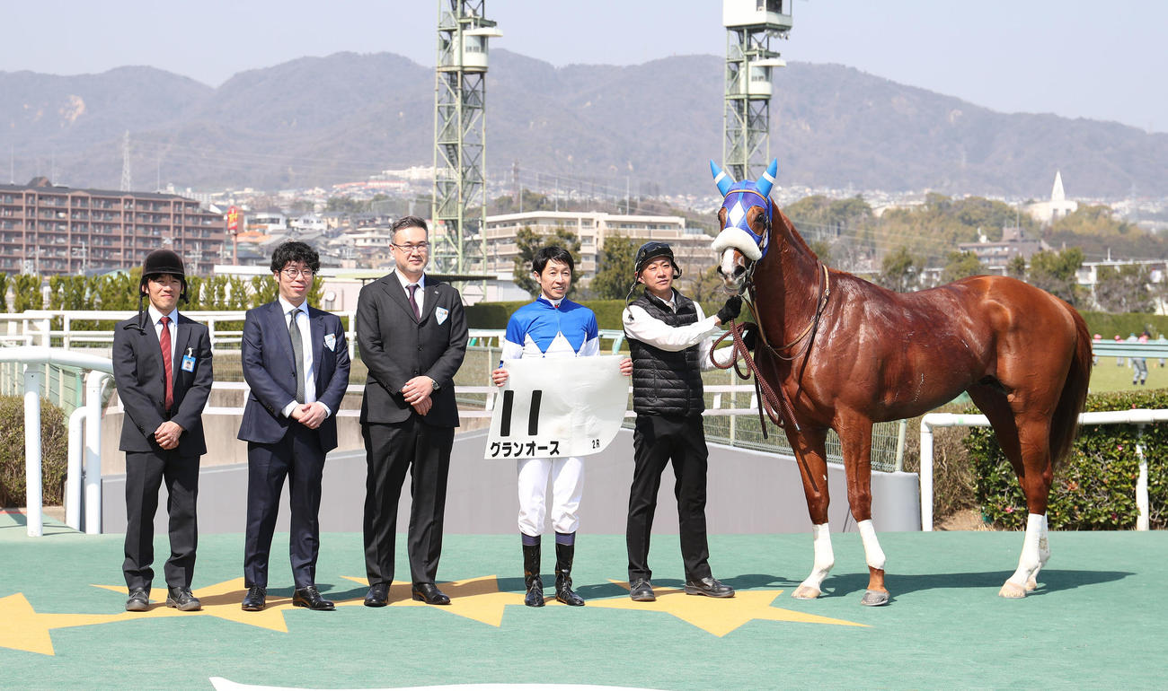 グランオースで阪神2Rを勝利して口取りに並ぶ武豊騎手（右から2人目）（撮影・白石智彦）