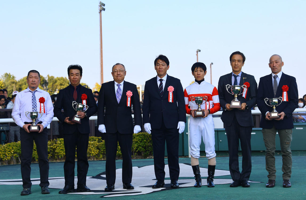 ダノンマッキンリーで勝利した北村友一騎手（3から人目）。中央はプレゼンターの侍ジャパン井端弘和監督