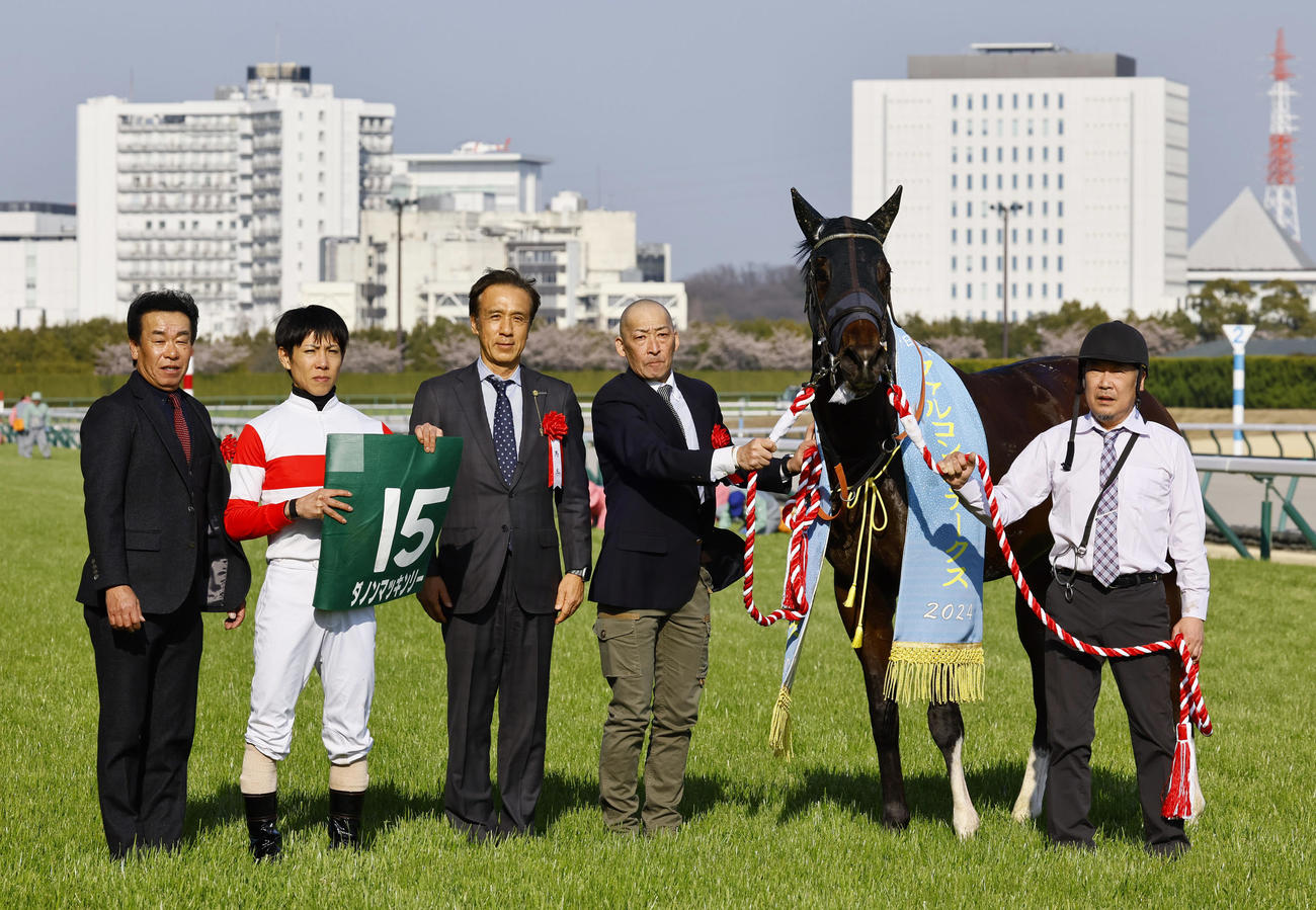 ファルコンSを制したダノンマッキンリーと口取りに並ぶ、左から藤原英師、北村友騎手と関係者