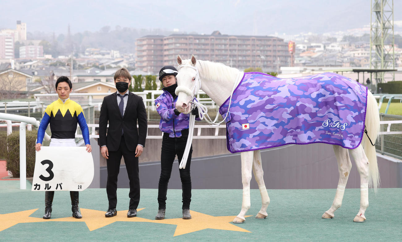 阪神2R、3歳未勝利を勝ち上がったカルパと口取りに並ぶ川田騎手（左）（撮影・白石智彦）