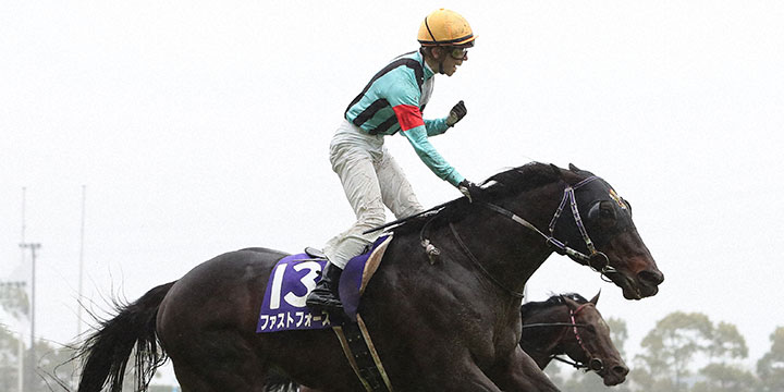 ファストフォースで高松宮記念を制し力強くガッツポーズするG1初制覇の団野騎手（撮影・白石智彦）＝2023年3月26日、中京競馬場