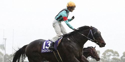 ファストフォースで高松宮記念を制し力強くガッツポーズするG1初制覇の団野騎手(撮影・白石智彦)=2023年3月26日、中京競馬場