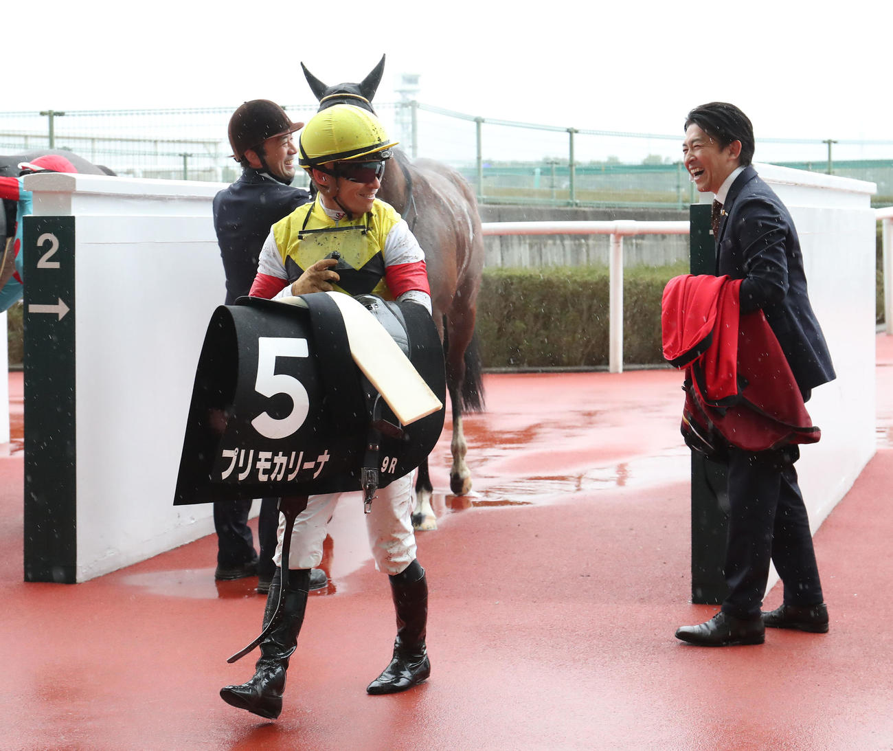阪神9R、2着に敗れたプリモカリーナの川田騎手（左）と福永師は笑顔を見せる（撮影・白石智彦）
