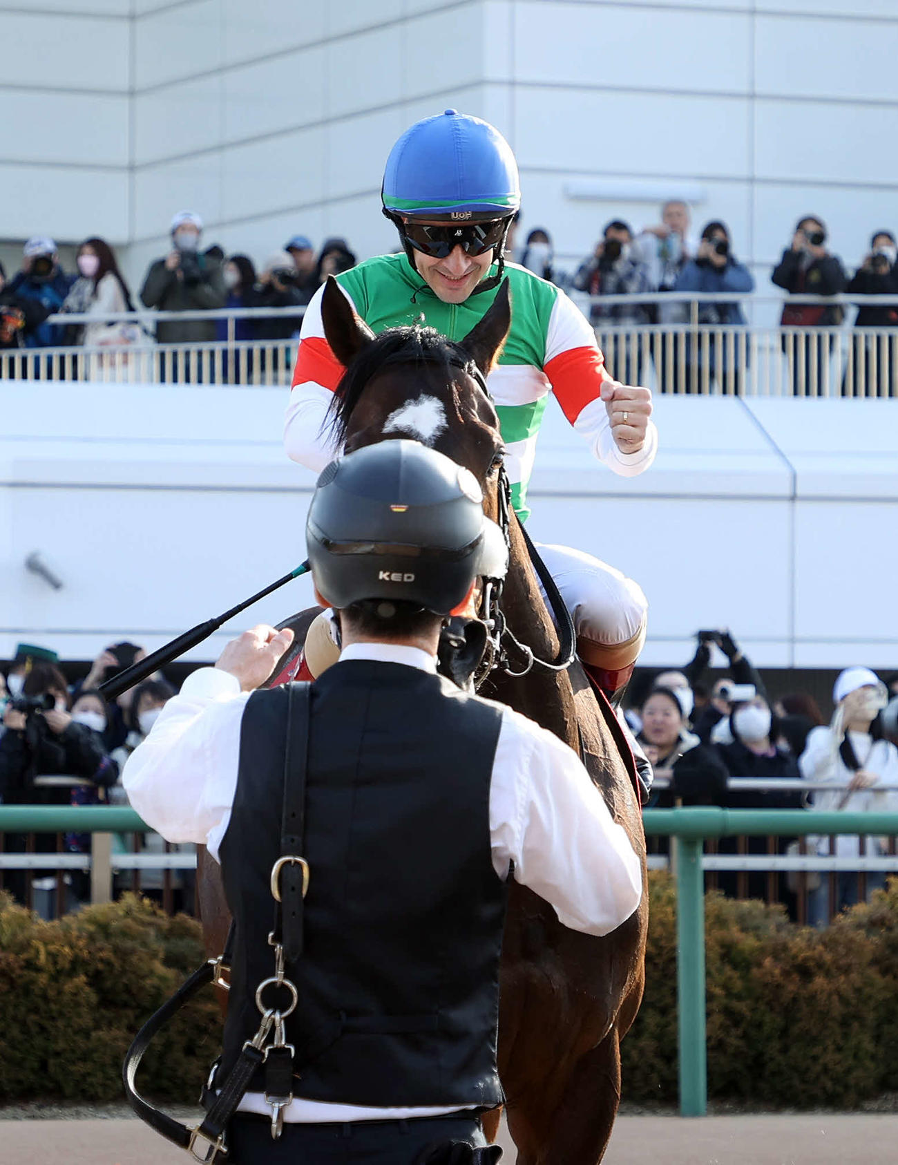 スプリングSを制しガッツポーズするC・ルメール騎手（撮影・鈴木正人）