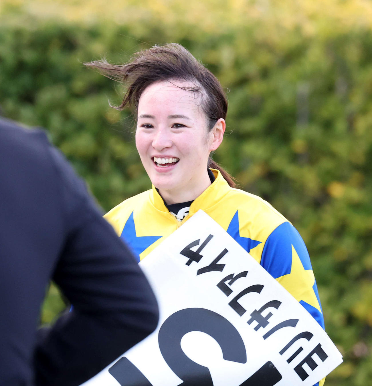 4歳上2勝クラスを制し笑顔を見せる藤田菜七子騎手（撮影・鈴木正人）
