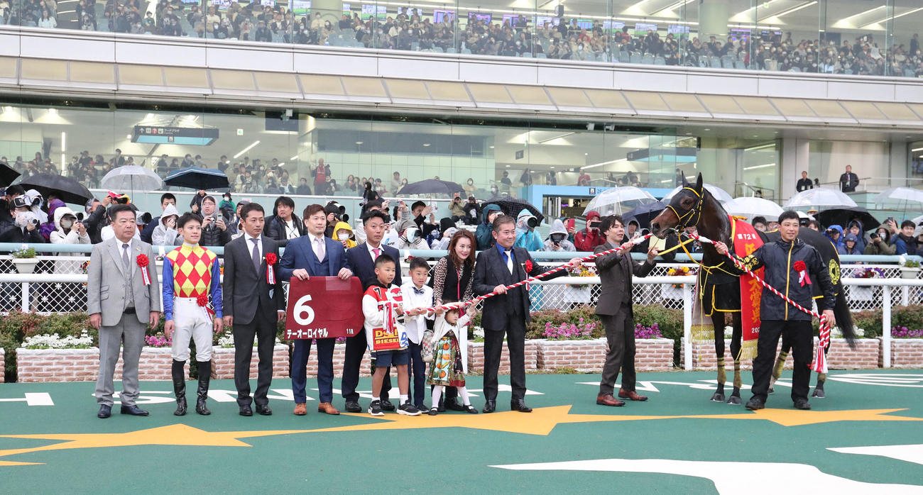 阪神大賞典を快勝したテーオーロイヤルと口取りに並ぶ菱田騎手（左から2人目）ら（撮影・白石智彦）
