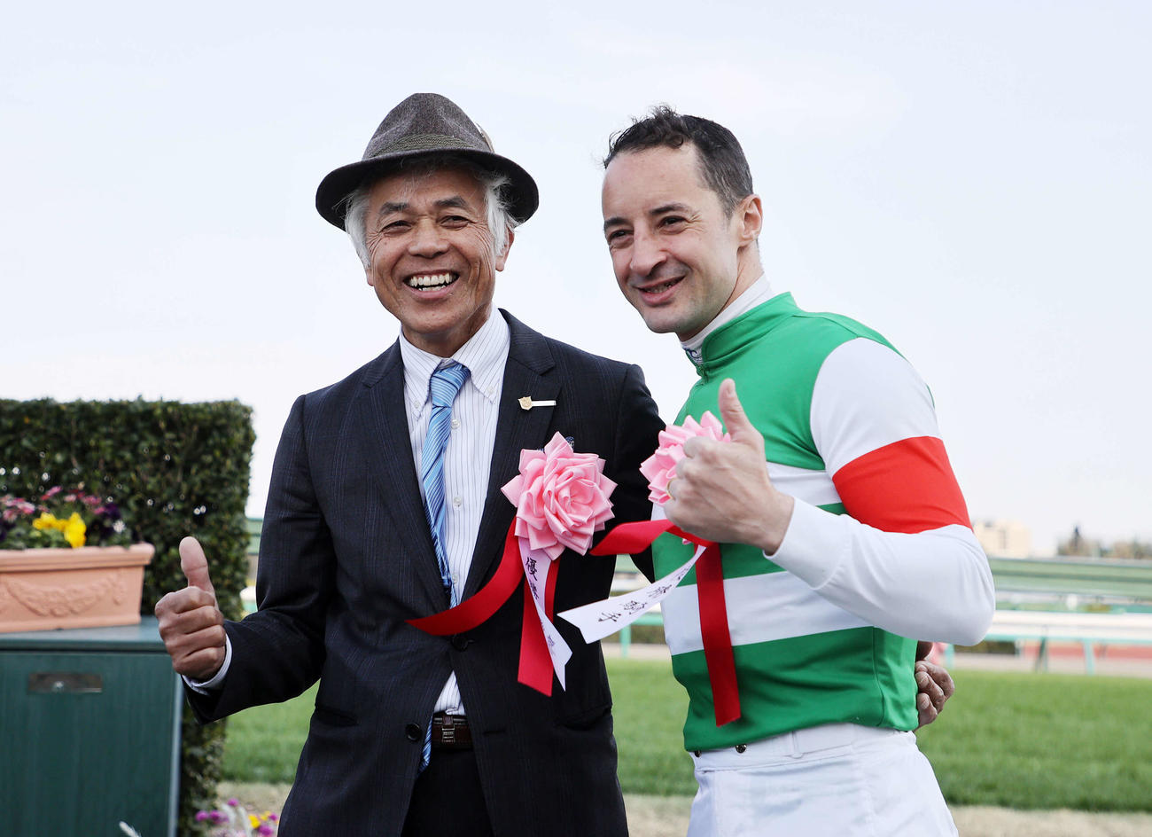 スプリングSを制し笑顔を見せる国枝栄調教師とC・ルメール騎手（撮影・鈴木正人）