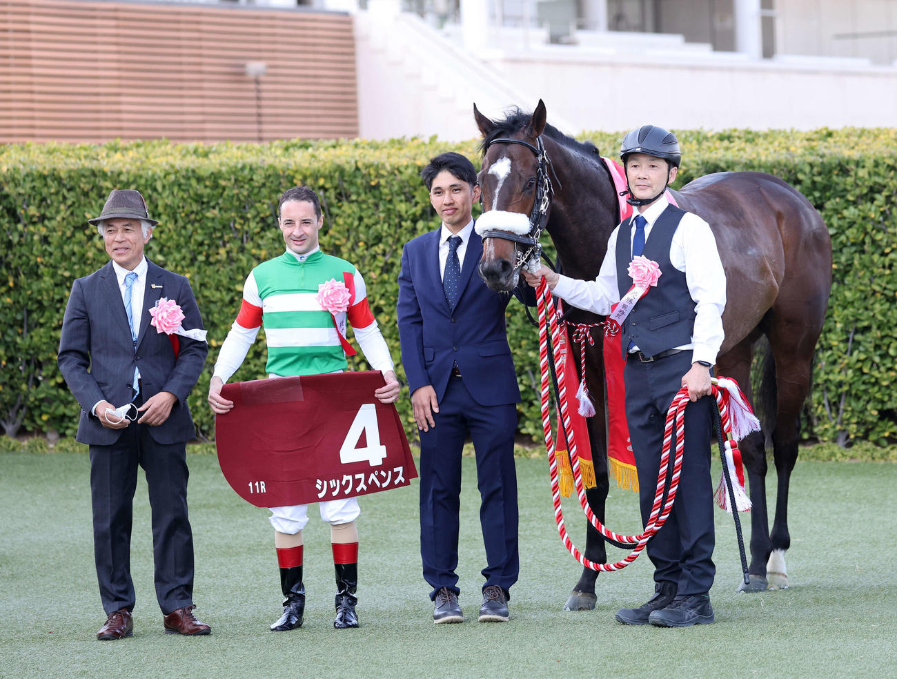 スプリングSを制したシックスペンスとC・ルメール騎手（撮影・鈴木正人）
