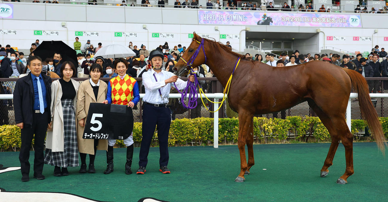中京11R、名古屋城S1の着テーオードレフォンと口取りに並ぶ丸山元気騎手（撮影・藤尾明華）
