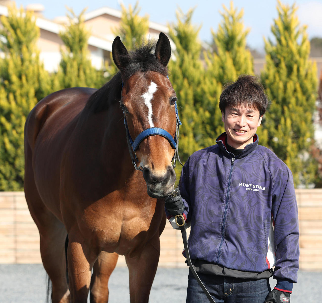 リラックスするメイケイエールと吉田助手（撮影・白石智彦）