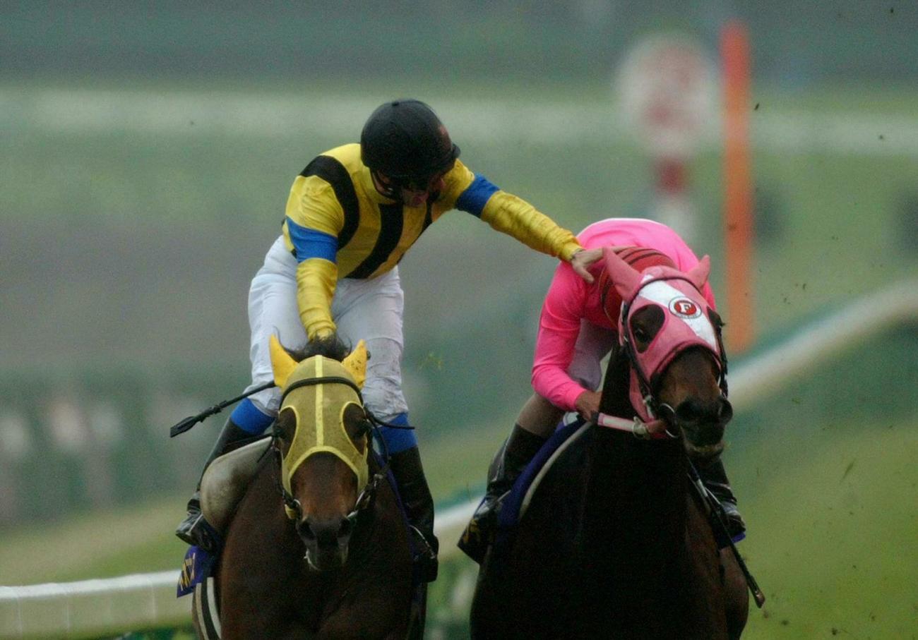 ネオユニヴァースのミルコ・デムーロ騎手（左）はサクラプレジデントの田中勝春騎手をポカリ？（2003年4月20日撮影）