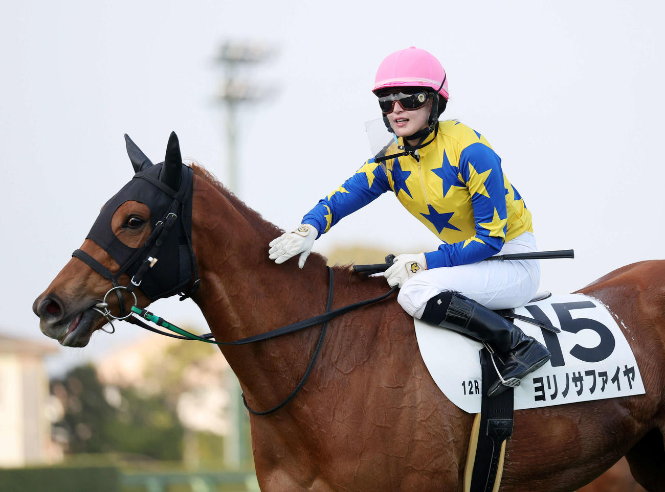 4歳2勝クラスを制したヨリノサファイヤをねぎらう藤田菜七子騎手（2024年3月17日撮影）