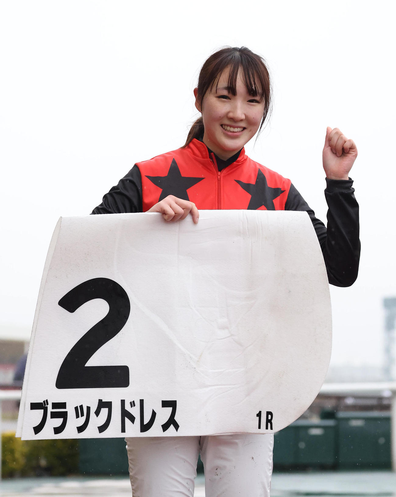 ブラックドレスで中京1Rを勝利して笑顔でガッツポーズする永島騎手（撮影・白石智彦）