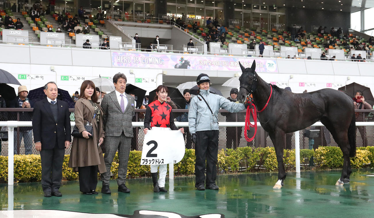 中京1R、3歳未勝利を勝ち上がったブラックドレスと口取りに並ぶ永島騎手（右から2人目）