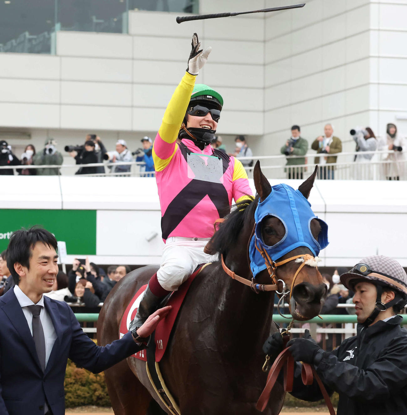 中山11R、シュトルーヴェで日経賞を制して、スタッフにムチを投げる鮫島克騎手（撮影・丹羽敏通）