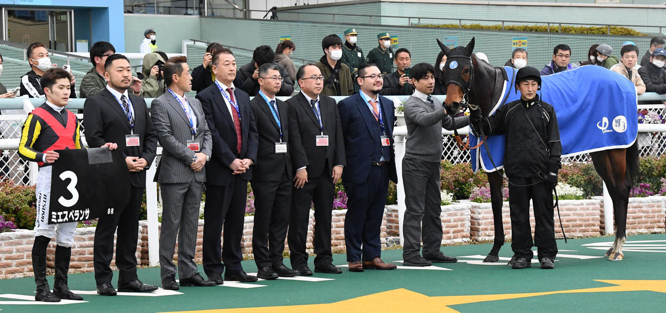 阪神9R、君子蘭賞を制したミエスペランサと西村騎手（左端）（撮影・前岡正明）