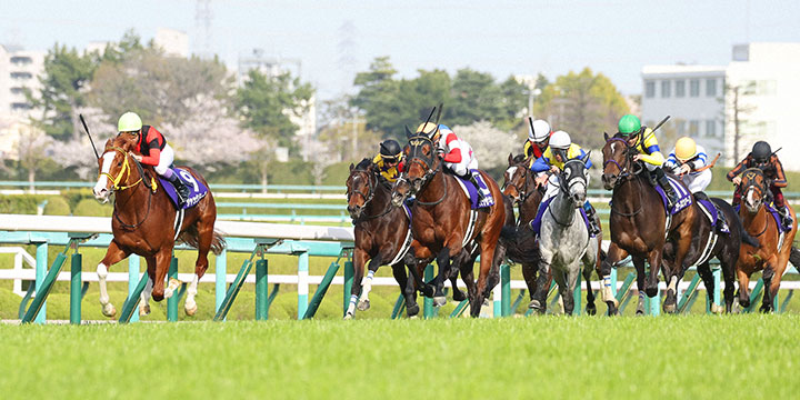 逃げ切って大阪杯を制したジャックドール（左）（撮影・白石智彦）＝2023年4月2日、阪神競馬場