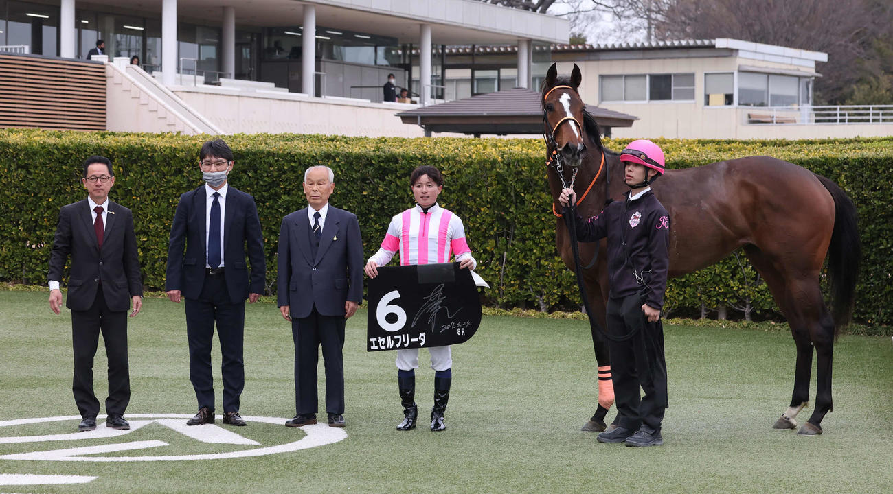 中山8R、ミモザ賞を制したエセルフリーダの口取りをする武藤師とと武藤騎手（撮影・丹羽敏通）