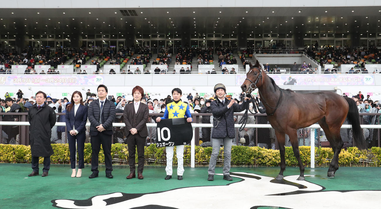 中京9R、大寒桜賞を制したシュガークンと口取りに並ぶ武豊騎手（右から2人目）（撮影・白石智彦）