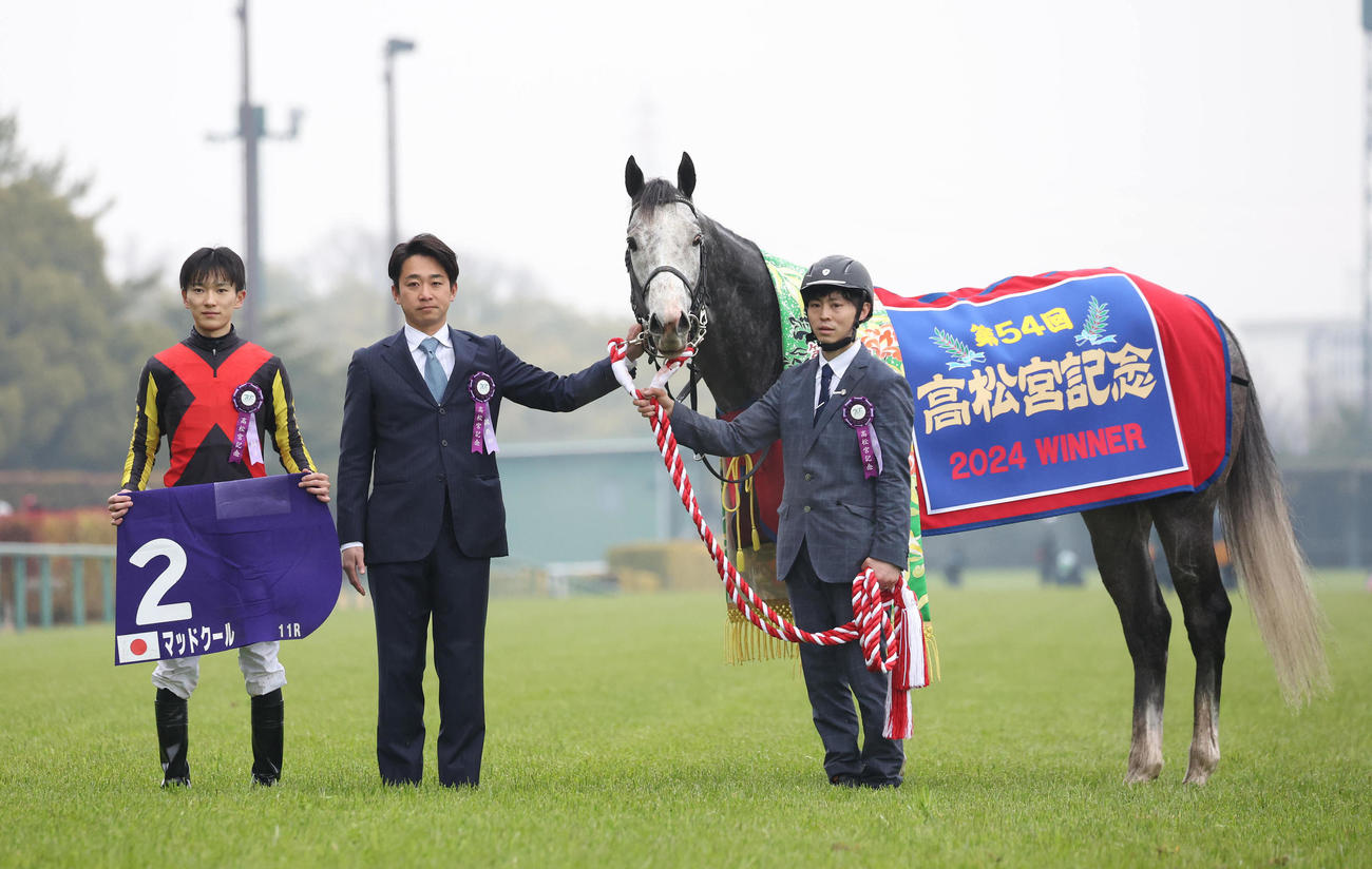 高松宮記念を制したマッドクールと口取りに並ぶ坂井騎手（左）（撮影・白石智彦）
